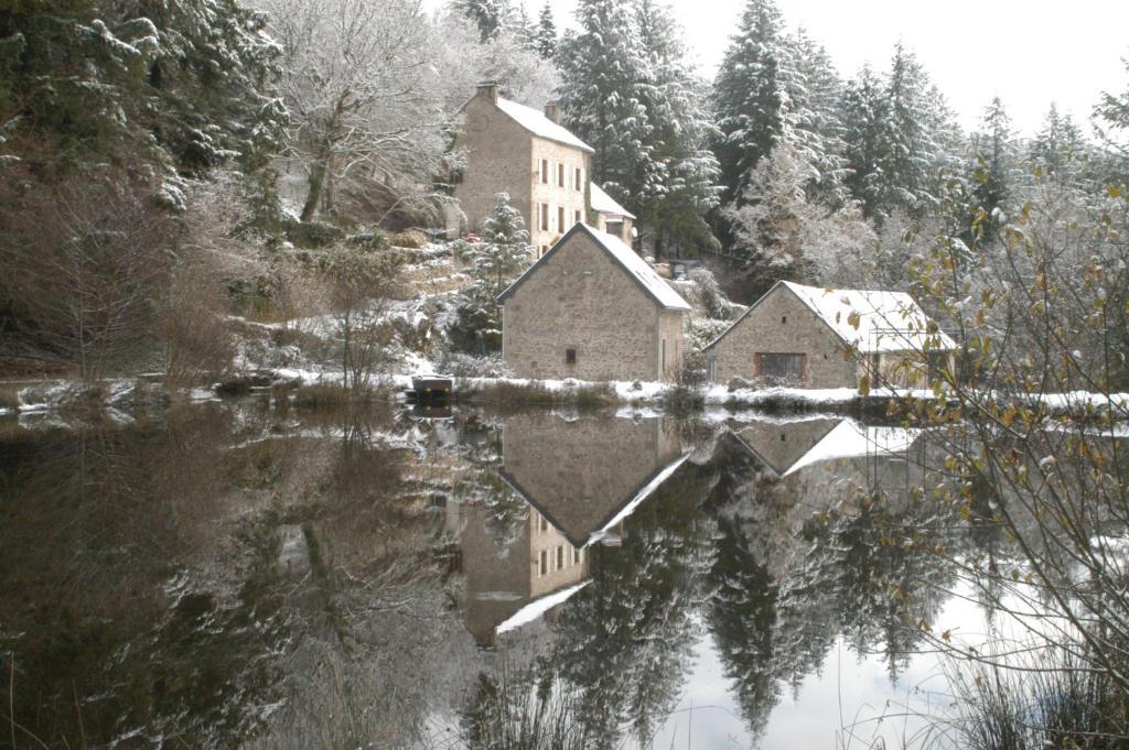 Le Moulin Des Farges Bed & Breakfast Meymac ภายนอก รูปภาพ