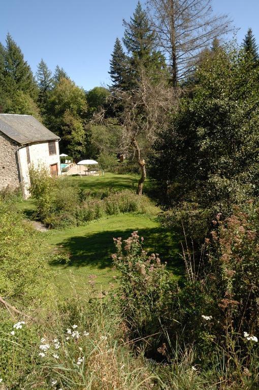 Le Moulin Des Farges Bed & Breakfast Meymac ภายนอก รูปภาพ